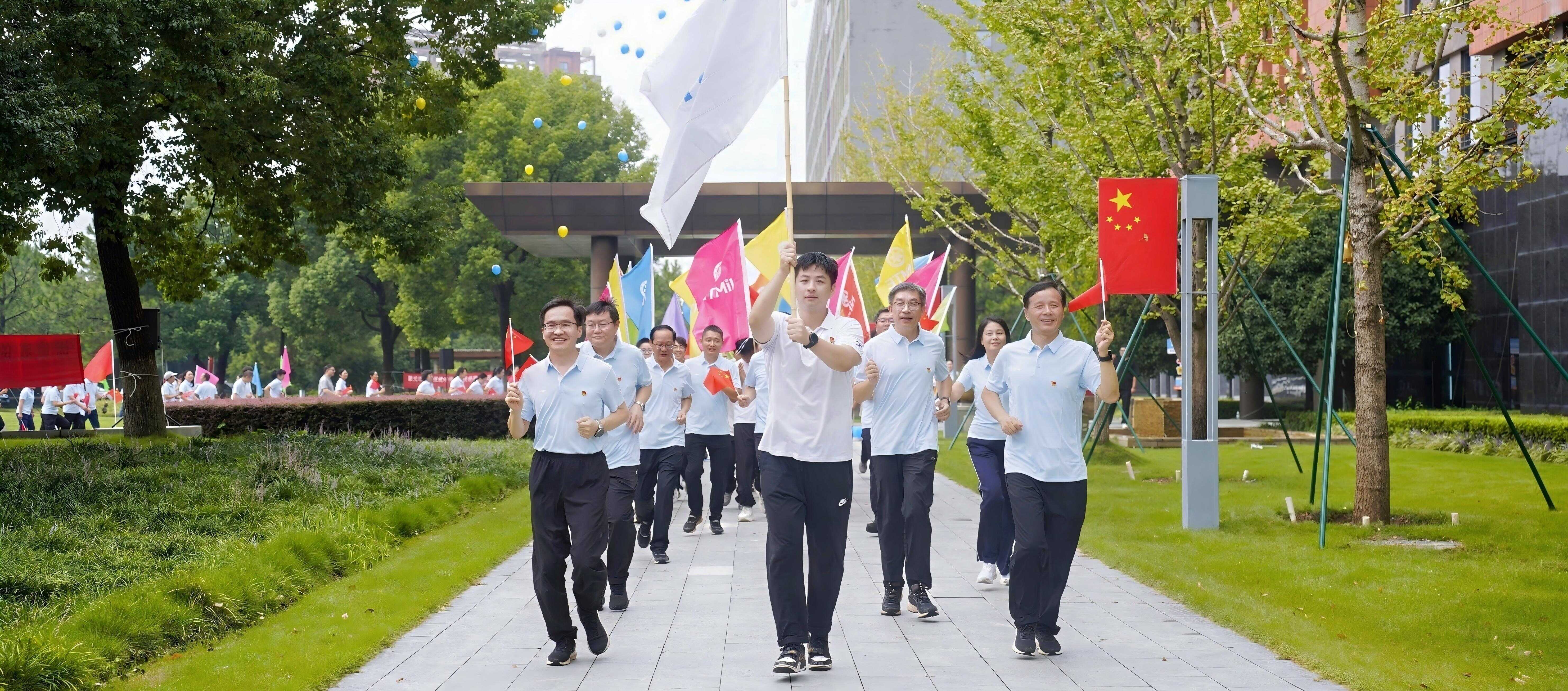 攻坚有我 材创未来——宁波材料所举行2025年度“迎国庆”升旗仪式暨“全民健身月”启动仪式 